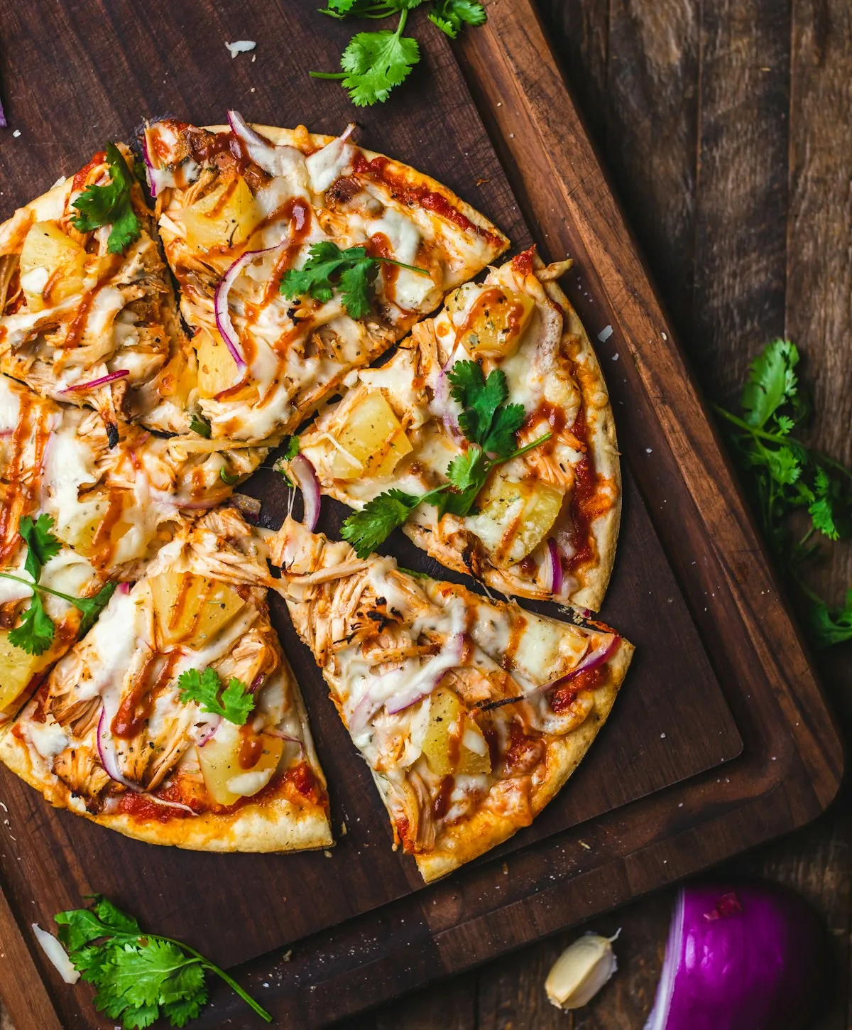 BBQ-Hühnchen-Pizza mit Ananas